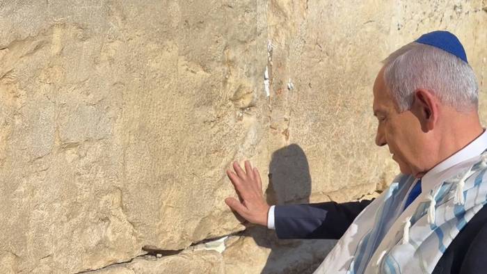 Netanyahu, ABD’nin İran’a yönelik saldırılarının ardından Trump için Ağlama Duvarı’nda dua etti