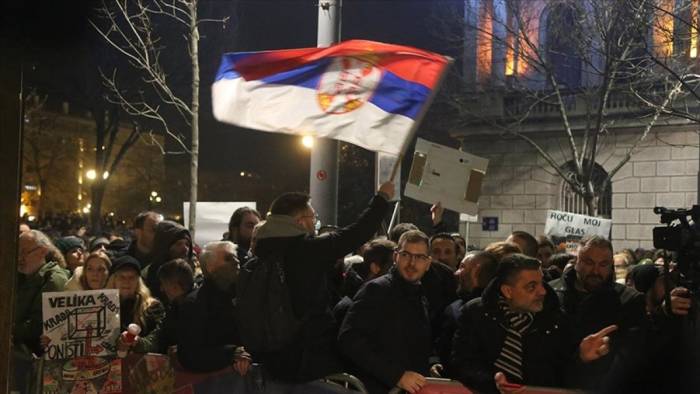 Sırbistan'da Hükümet Karşıtı Büyük Protesto: Belgrad'da Erken Seçim Çağrısı!