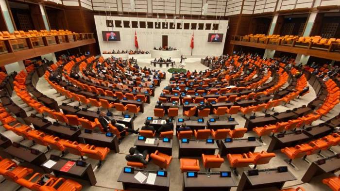Mecliste ishal ve kusma alarmı: 100’ü aşkın kişi hastaneye koştu