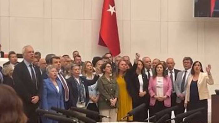 CHP Milletvekilleri TBMM Kürsüsünde Zeydan Karalar ve Abdurrahman Tutdere Protestosu Gerçekleştirdi