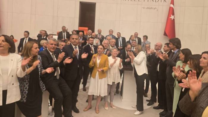TBMM’de ‘Süper İzin’ gerginliği: CHP ve DEM Parti vekilleri kürsüyü işgal etti