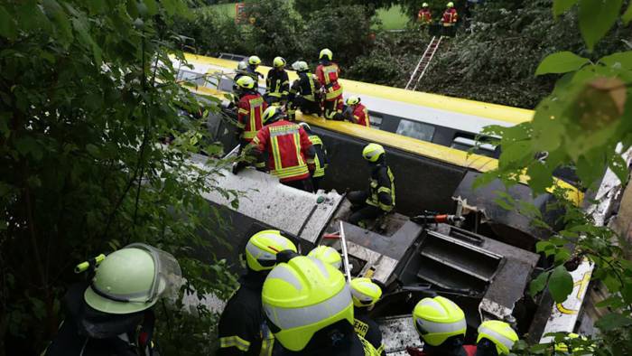 Almanya'da Tren Kazası: 3 Can Kaybı, 41 Yaralı