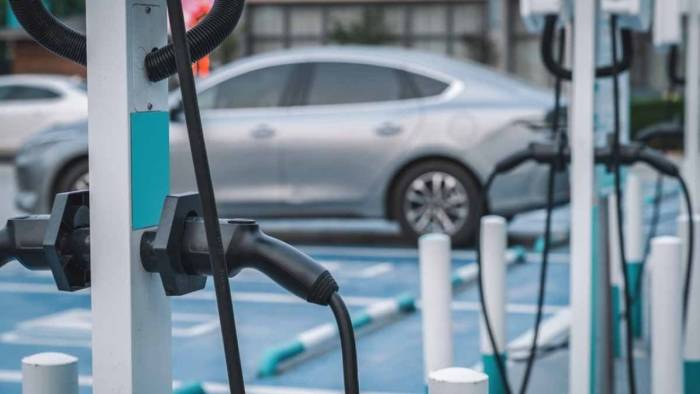 Elektrikli Otomobili Olanlar Dikkat: Sigorta Sistemi Değişiyor, Arabalar Elinizde Patlayabilir!