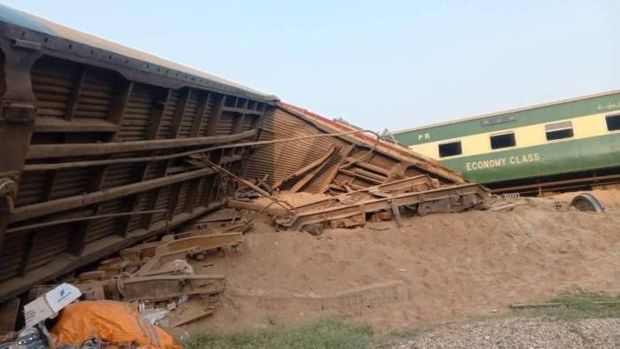 Pakistan'da Tren Kazası: 1 Ölü, 24 Yaralı