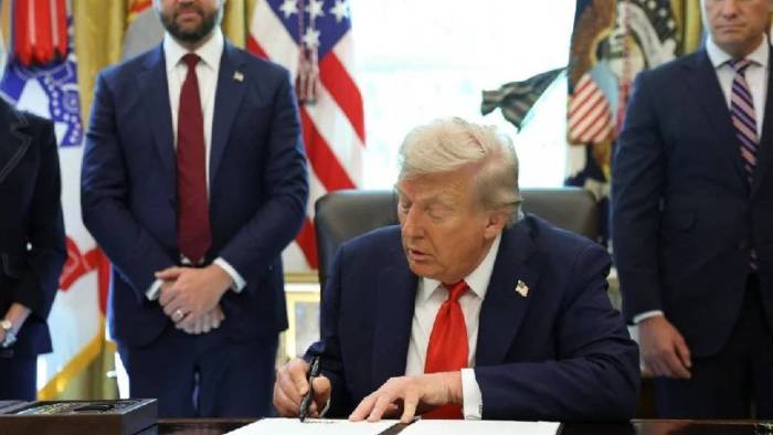 Trump'tan Yeni Kararname: ABD Bayrağını Yakanlara Hapis Cezası