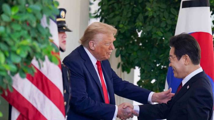 Beyaz Saray, Trump'ın Elindeki Morluğun Nedenini Açıkladı: Sık El Sıkışma ve Aspirin Kullanımı