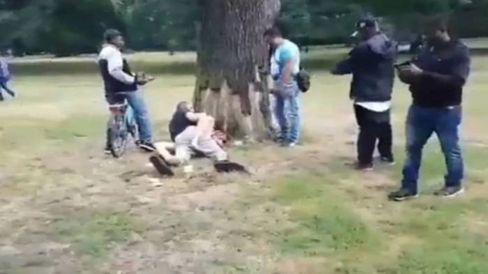 Parkta cinsel ilişkiye giren çifte çevredekilerden sert tepki!
