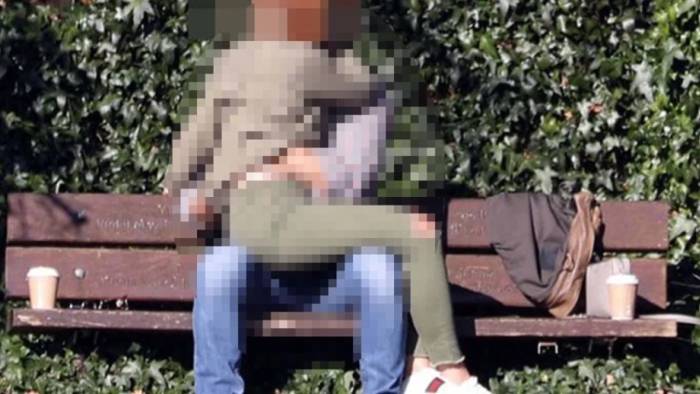 Parkta Şok Görüntü! Bankta Cinsel İlişkiye Girişen Çifte Vatandaşlardan Tepki!