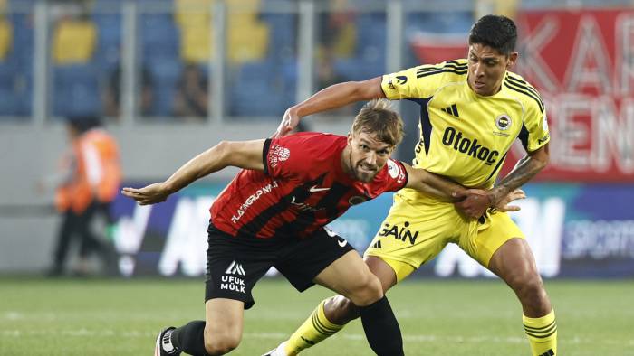 Fenerbahçe'nin Yeni Transferi Edson Álvarez Eleştirilerin Odak Noktasında