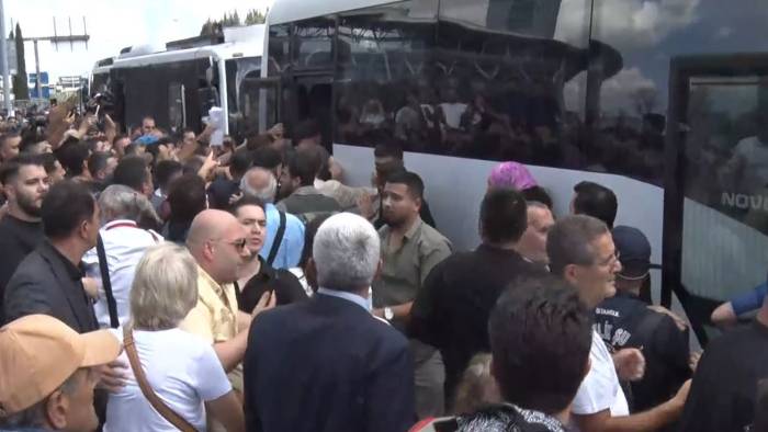 CHP İstanbul İl Başkanlığı Önünde Gerginlik: Polis Otobüsüne Saldırı
