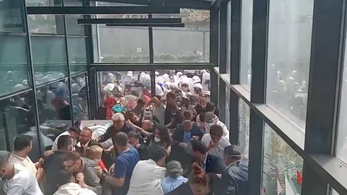 CHP’li Servet Mullaoğlu biber gazından etkilendi, hastaneye kaldırıldı