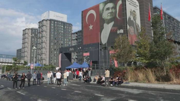 Kayyum Heyetinden 2 Kişi Binayı Terk Etti, Polis Ablukası Azaldı