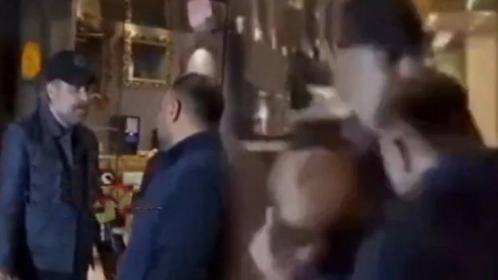 Alkollü Nejat İşler olay çıkardı: Muhabire küfür etti, kafa darbesi yedi
