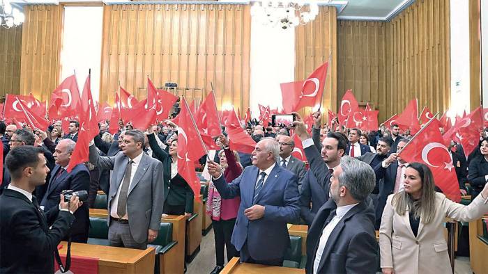 TBMM’de gerilim: İYİ Parti lideri CHP’ye komisyondan çekilme çağrısı yaptı