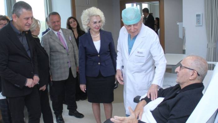 CHP Genel Başkanı Özgür Özel, Başkent Üniversitesi Hastanesi'nde Hikmet Çetin'i Ziyaret Etti