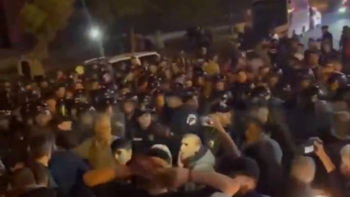 Diyarbakır'daki Öcalan yürüyüşünde gerilim! Polise 'düşman' sözleri tepki çekti