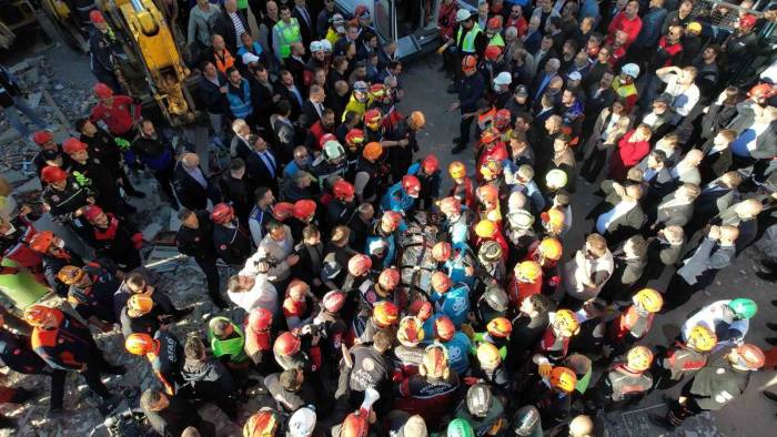 Gebze’de enkazdan 18 yaşındaki Dilara sağ çıkarıldı, iki kardeşi maalesef yaşamını yitirdi