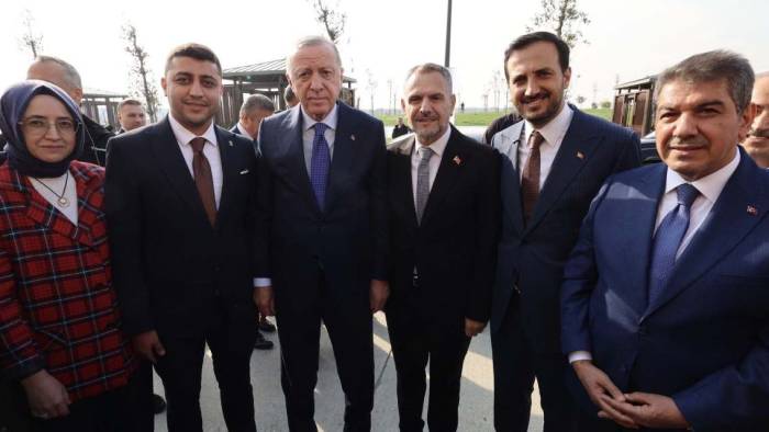 Bayrampaşa’da büyük dönüşüm! CHP’den AKP’ye geçen üyeye rozeti bizzat Erdoğan taktı