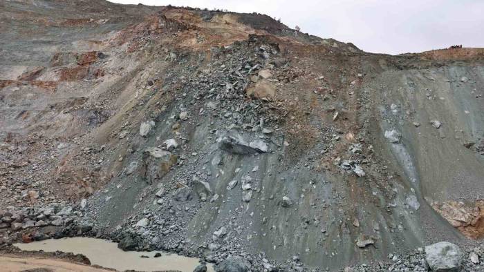 Göçük altında kalan şantiye müdürünü arama kurtarma çalışmaları 3’üncü gününde devam ediyor