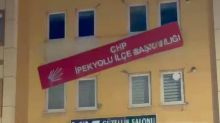 CHP’nin İmralı kararından sonra Van’da saldırı: Tabelalar kırıldı