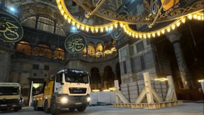 45 tonluk vinç Ayasofya’ya sokuldu: Bakanlık ‘sorun yok’, uzmanlar ‘büyük risk’ diyor