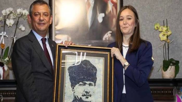 Özgür Özel’den Duygusal Ziyaret: Yoğun Bakımdaki Durbay İçin Programlarını İptal Etti!