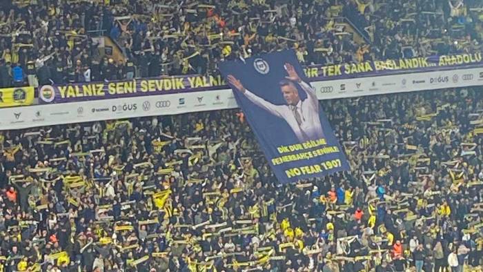 Fenerbahçe taraftarlarından Sadettin Saran’a destek pankartı