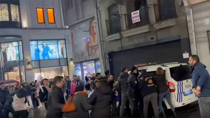 KYK bursu protestosu İstiklal’e taştı: Üniversite öğrencilerine gözaltı