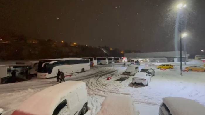 Karabük’te kar kabusu: İstanbul yolu kapandı, yolcular otobüslerde sabahladı