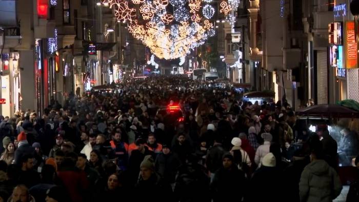 İstanbul’da yeni yıl coşkusu: İstiklal Caddesi doldu taştı