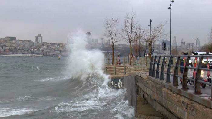 Üsküdar'da fırtına sebebiyle dev dalgalar yükseldi