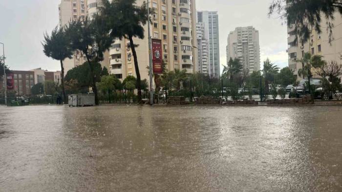 İzmir’i Sel Aldı! Sağanak Yağış Yolları Göle Çevirdi
