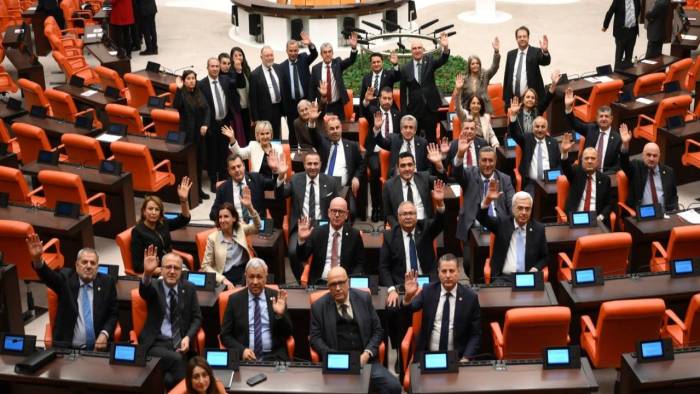 AKP ve MHP Önergeyi Geri Çevirdi, CHP Meclis’te Emekli Nöbetine Başladı!