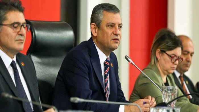 Özgür Özel’den 1.000 Liralık Emekli Zammına Sert Tepki: “Harçlık Gibi, Alay Eder Gibi!”