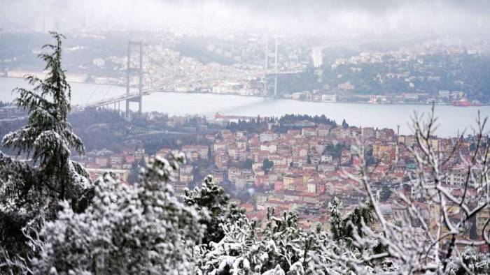 İstanbul’da Kar Tutmadı! Daha Düşmeden Eriyen Yağışın Nedeni Açıklandı, Valilikten Uyarı Geldi!