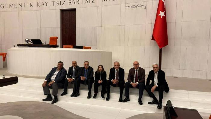 CHP’li vekiller 11 gündür Meclis’te: Emekli maaşı nöbetinde iktidara sert mesaj