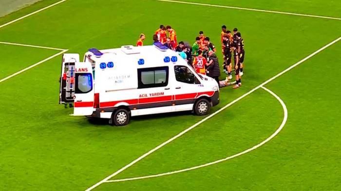 Galatasaray Maçında Yürekleri Ağza Getiren An: Dili Boğazına Kaçtı! Ambulans Sahaya Girdi!