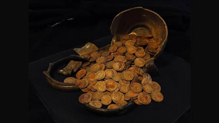 109 yıllık sır ortaya çıktı! Ahşap evin altından altın dolu çömlek çıktı