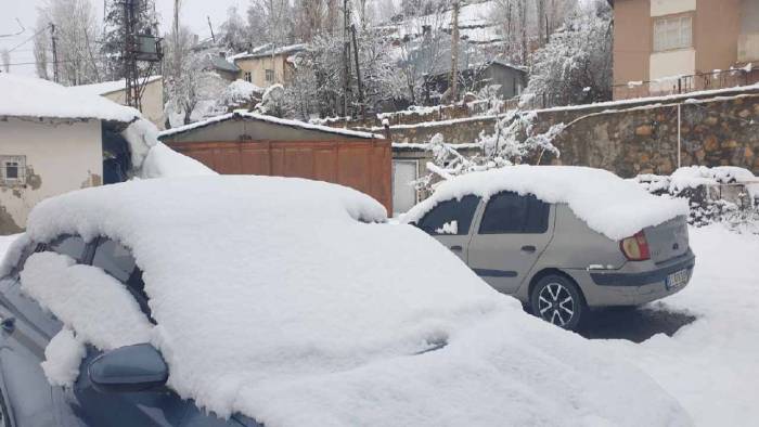 İki İlçede Kar Etkisi: 10 Santimetreye Ulaşan Yağış Hayatı Beyaza Bürüdü!
