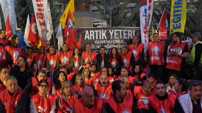 Okul Saldırılarına Tepki Büyüyor: Eğitim Emekçileri MEB Önünde Gece Boyu Eyleme Başladı!!