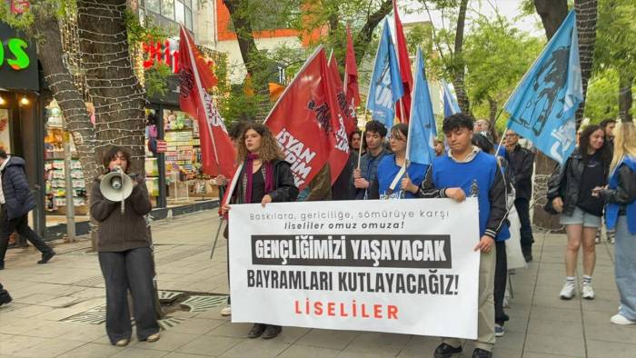 Liselilerden Ankara’da Dikkat Çeken Yürüyüş: “Kutlayacak Bir Gençlik Bırakmadınız!”