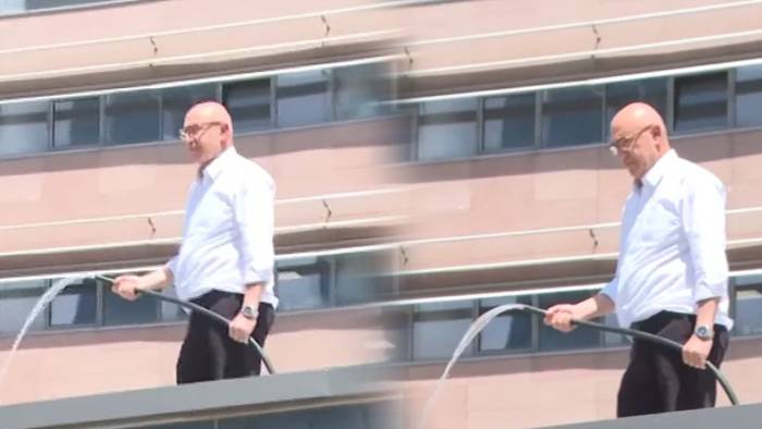 CHP’de gerilim büyüyor: Mahmut Tanal hortumla otobüsün üstüne çıktı!
