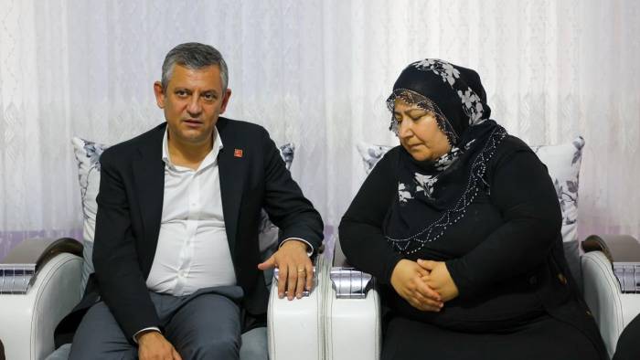 Özgür Özel Rojin Kabaiş'in ailesini ziyaret etti