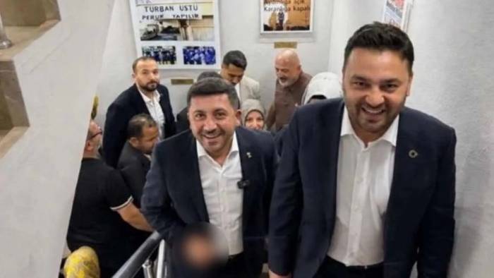 AK Parti'ye katılan Rasim Arı'dan skandal el hareketi! Tepkilerin ardından paylaşımı kaldırdı