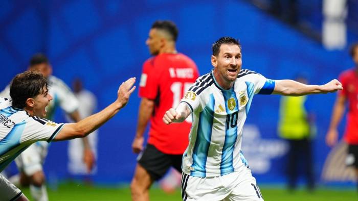 Messi önce yıktı sonra ayağa kaldırdı! Arjantin'den tarihi geri dönüş