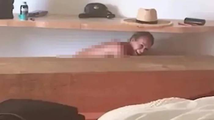 İngiliz oyuncu kıyafetsizken eşi kamerayı açtı!