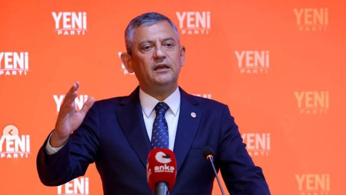 Özgür Özel’den canlı yayında dikkat çeken iddia: “AK Parti’de 60’a yakın isim bu fonun içinde”