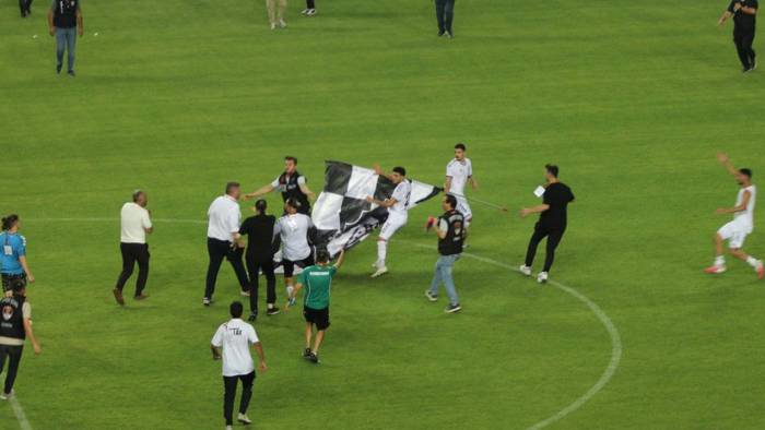 Tarihi derbi olaylı bitti: Altay bayrağını santraya dikmeye kalkınca ortalık karıştı!