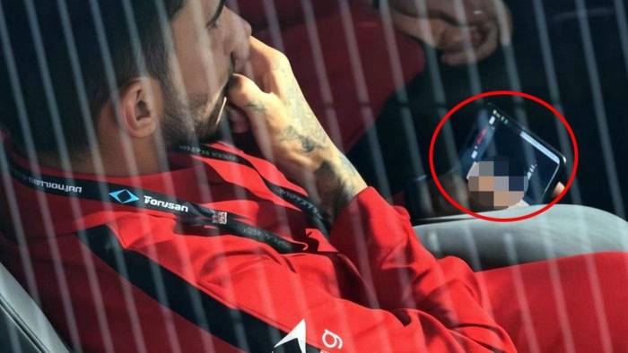 Milli Maç Öncesi Şaşkına Çeviren Görüntü! Yedek Kulübesinde Okey Oynadı!