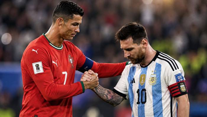 Ronaldo Ezeli Rakibi Messi’ye Şapka Çıkardı! “Sana Sarılıyorum”